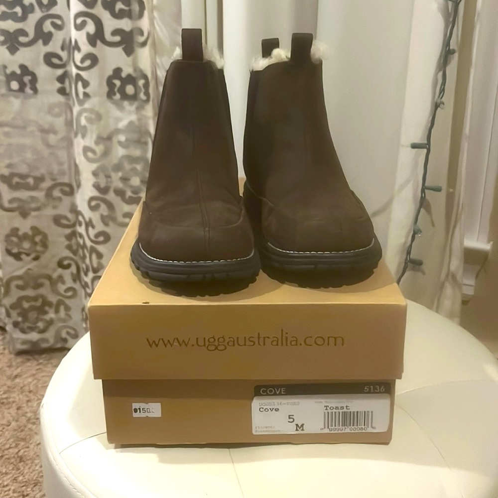 UGG Cove Ankle Boots